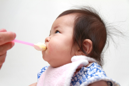 離乳食を食べる赤ちゃん(0歳児)